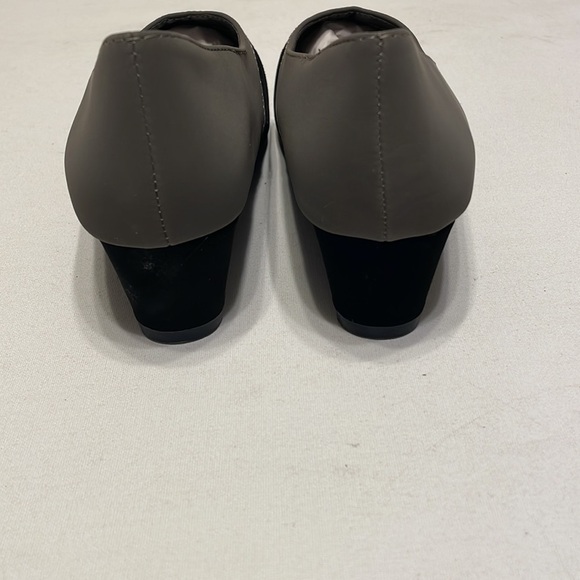 Black and Gray Wedge Pumps - Picture 4 of 7